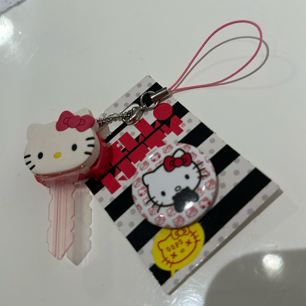 Hello Kitty Set of Key holder and pin